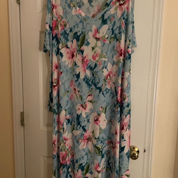Dresses & Skirts - Knee length floral plus size dress 4/5x